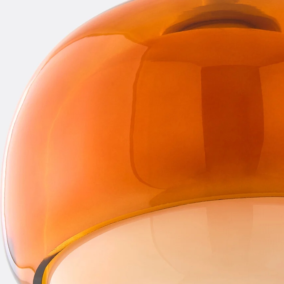 Detail van de oranje glazen afwerking