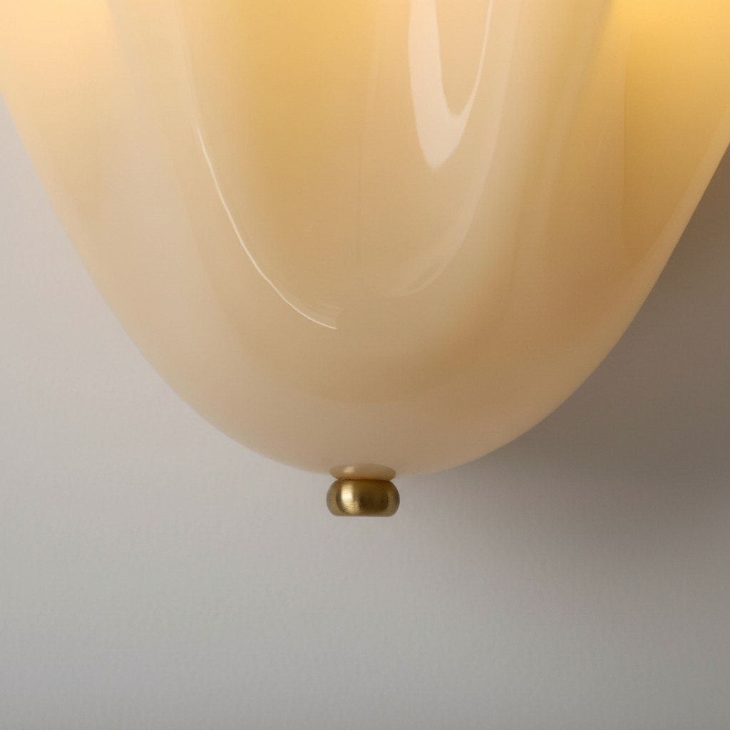 Zacht beige glasdetail met messing accent
