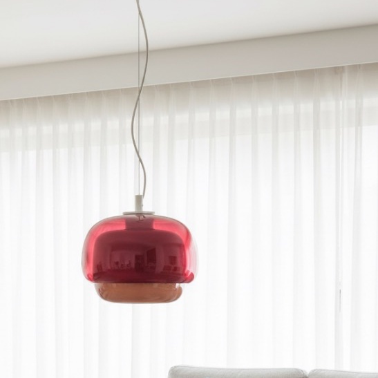 Klantfoto met rode Clinco hanglamp voor lichte gordijnen