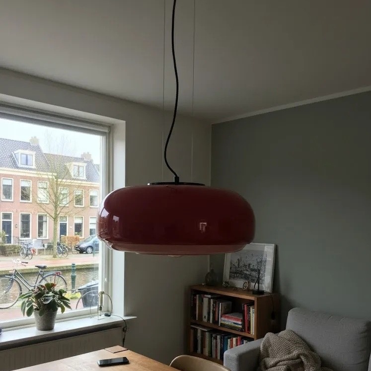 Klantfoto met rode Clinco hanglamp in woonkamer