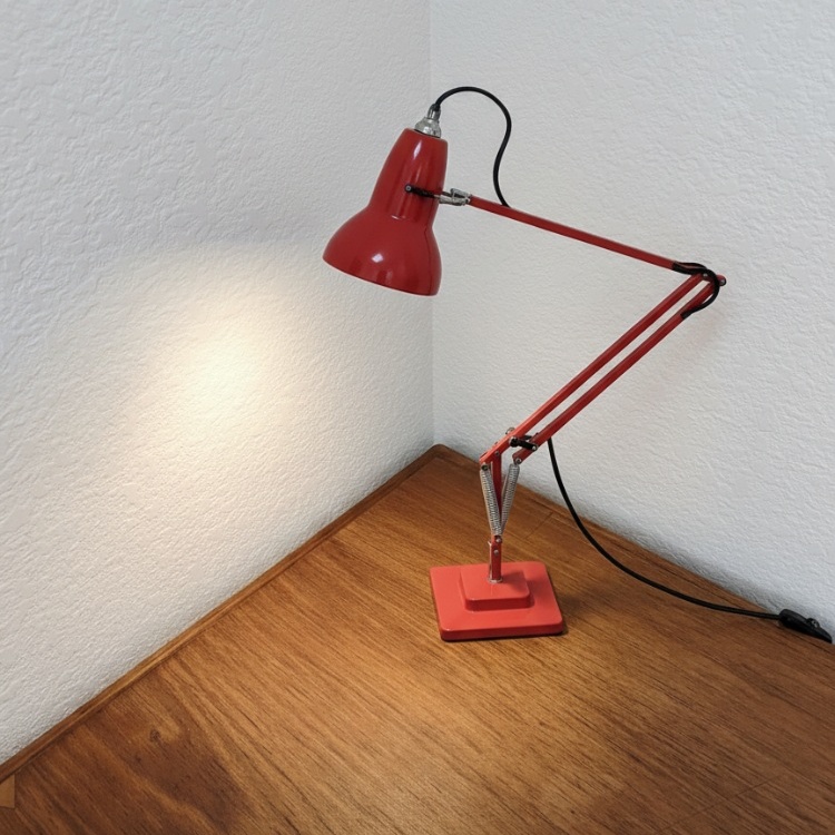 Rode Modryx lamp in een echt huis