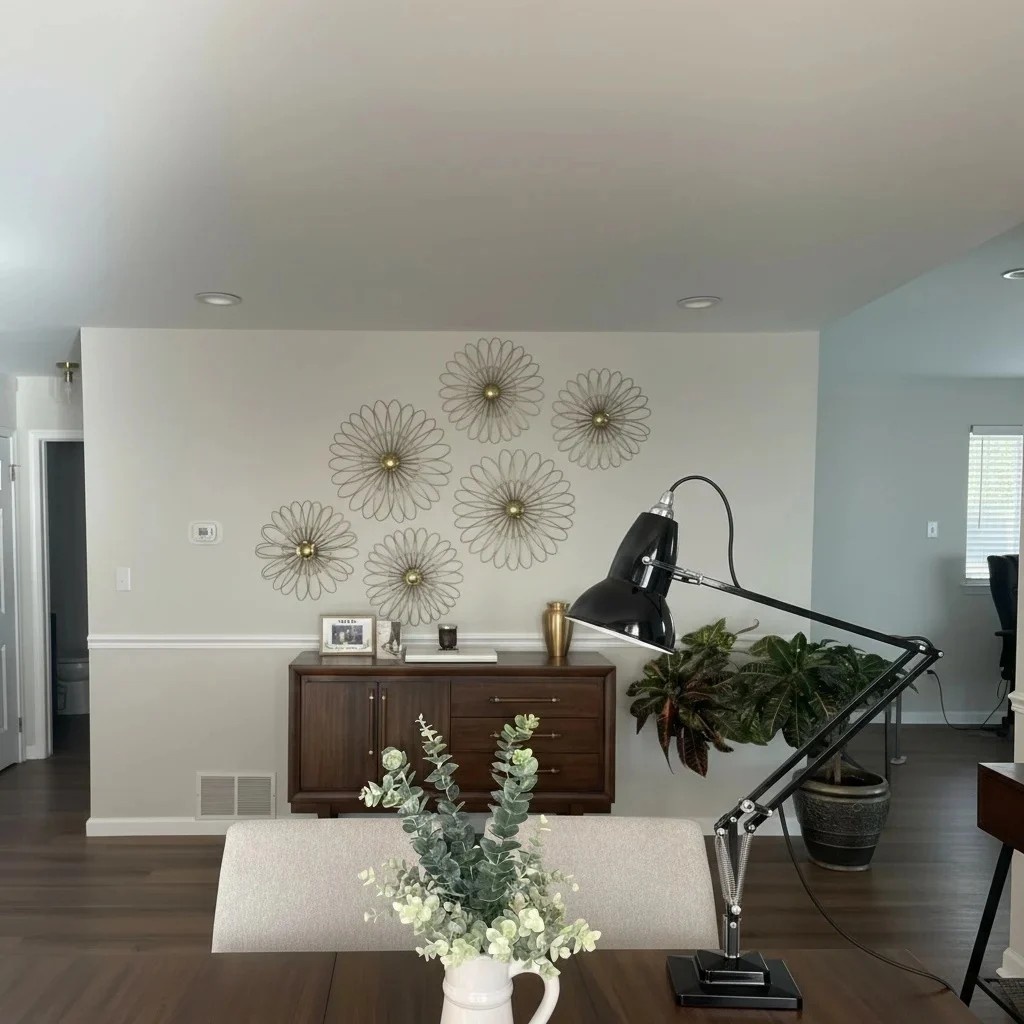 Zwarte Modryx lamp in een woonkamer