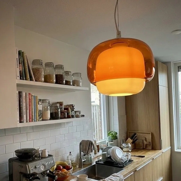 Klantfoto met oranje Clinco hanglamp in keuken