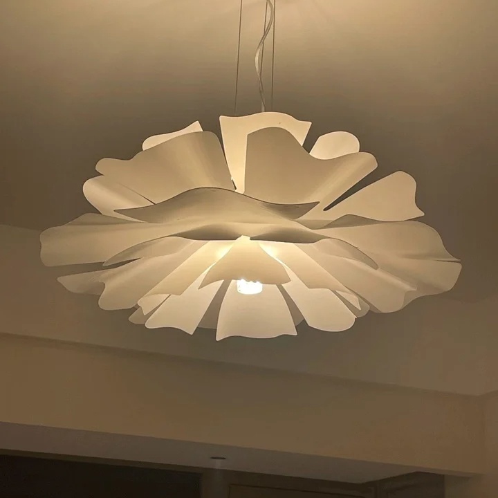 Verlichte witte Blossenari lamp aan plafond