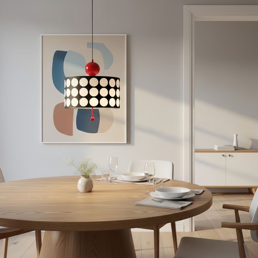 Dotrelia hanglamp boven een ronde eettafel