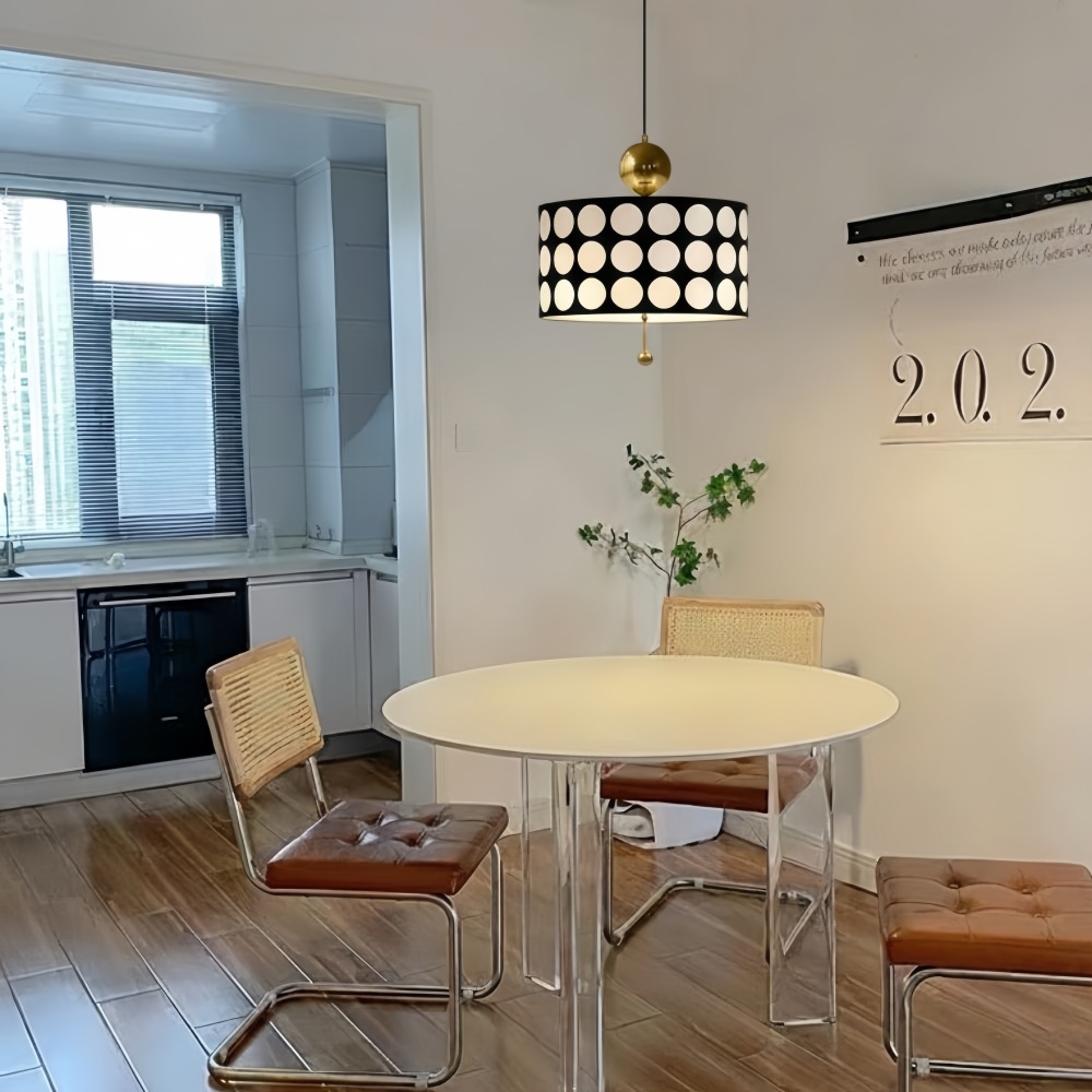 Dotrelia hanglamp boven een ronde tafel