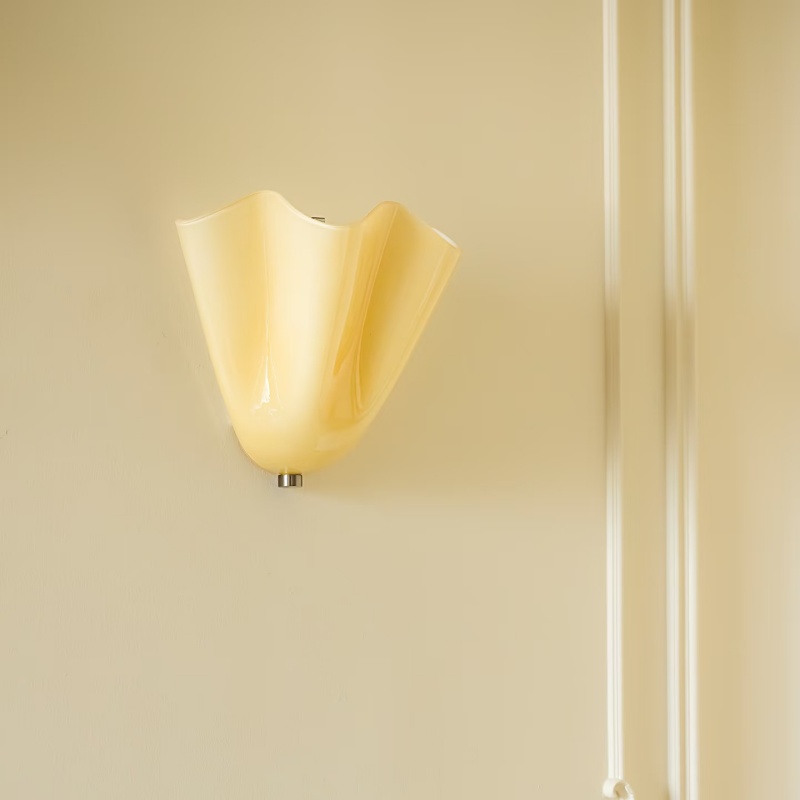 Klantfoto van een beige Bellina wandlamp