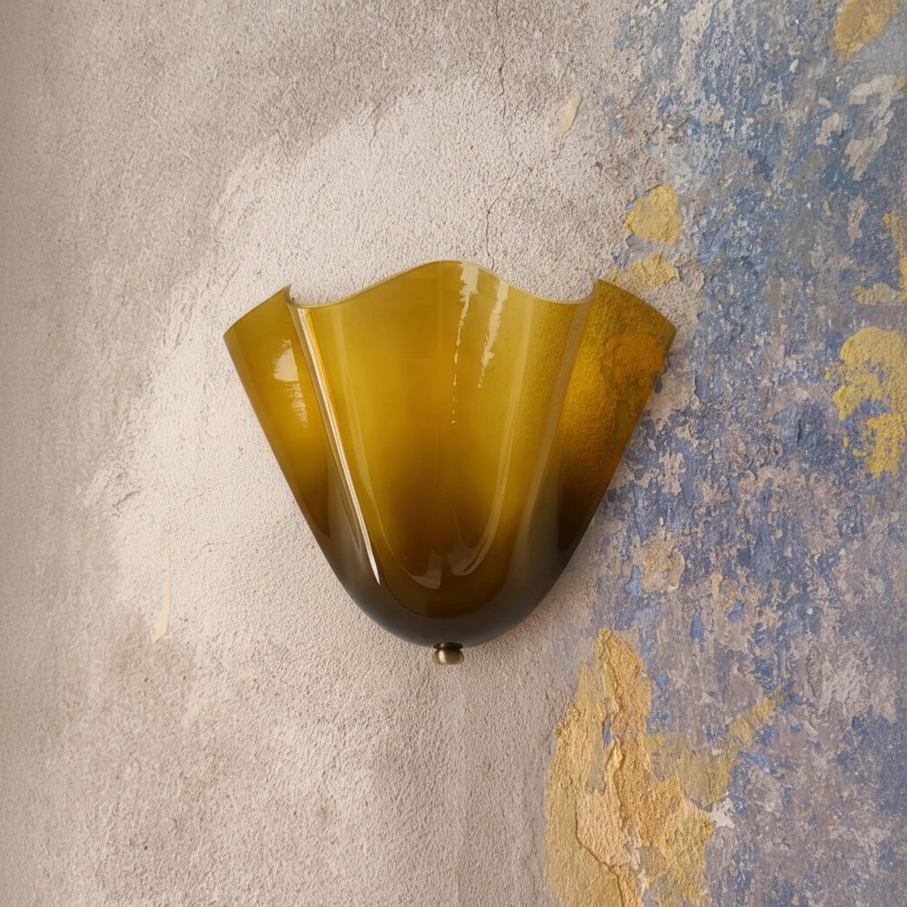 Klantfoto van een groene Bellina wandlamp op een structuurmuur