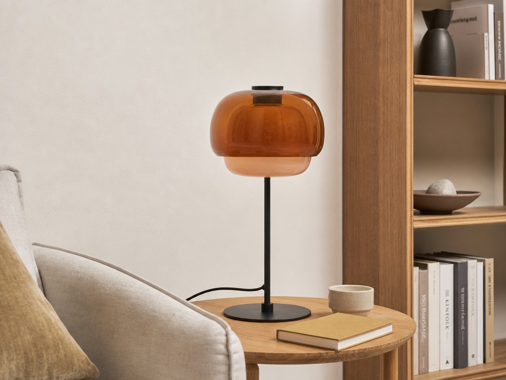 Donkeroranje Clinco tafellamp in een woonkamer