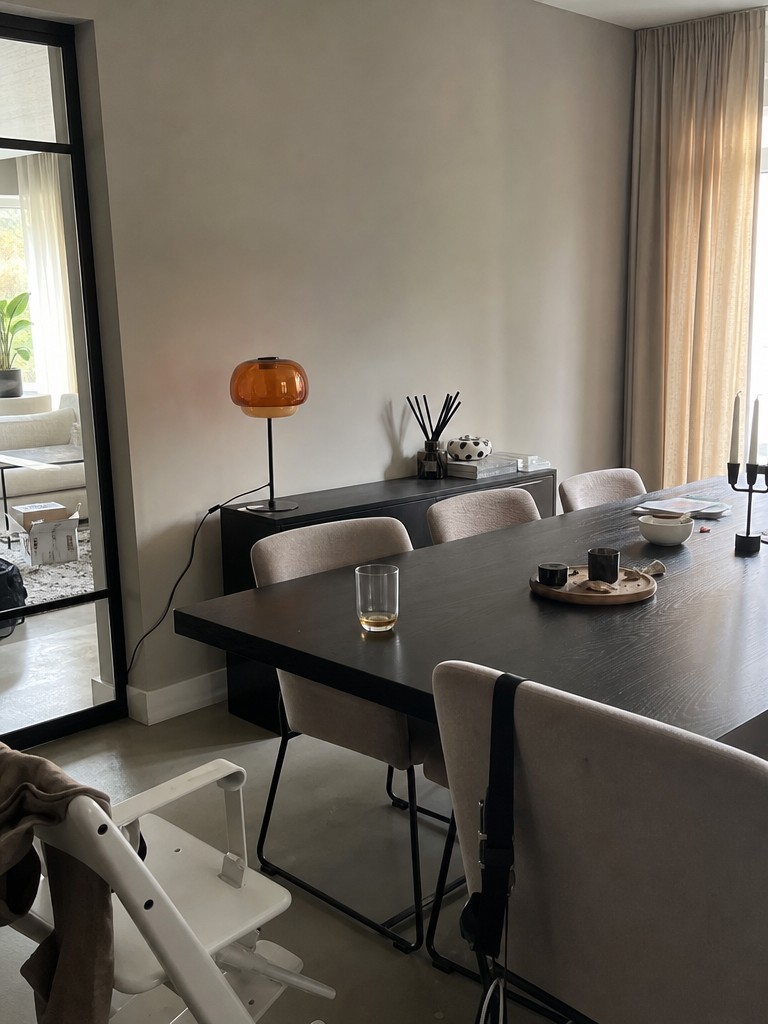 Klantfoto van donkeroranje Clinco tafellamp in een eetkamer