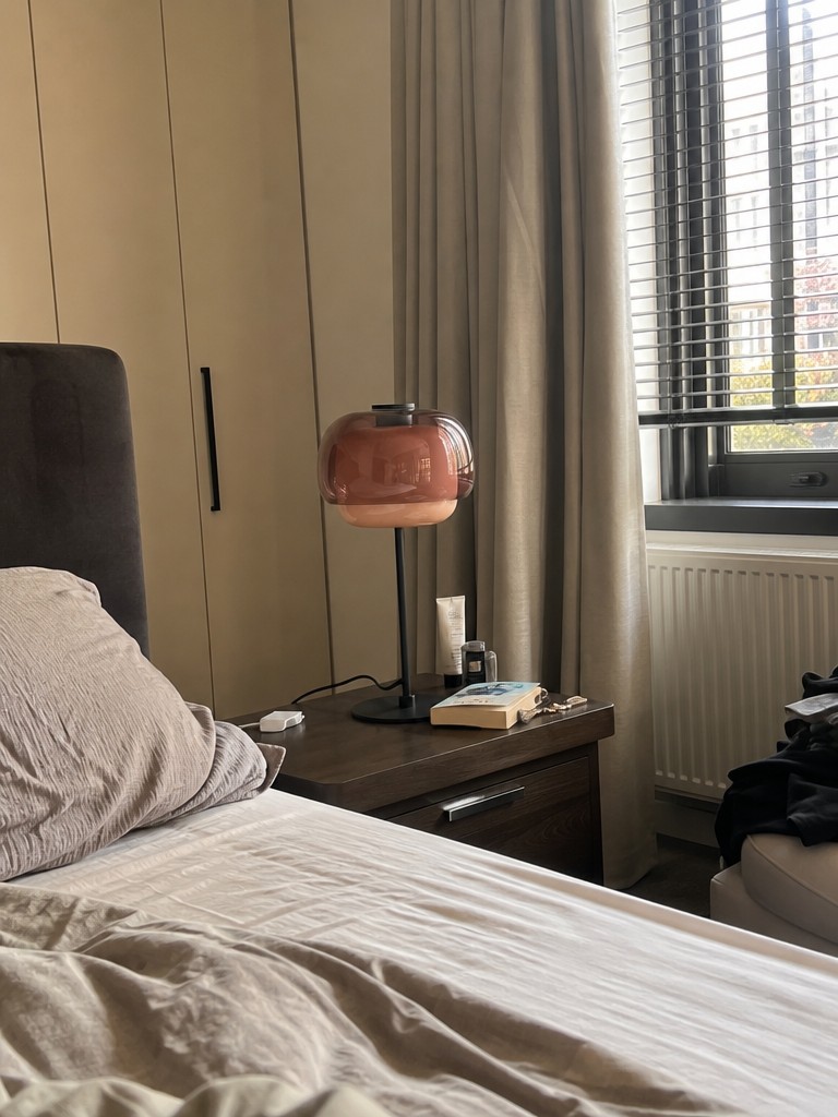 Klantfoto van nude Clinco tafellamp naast een bed