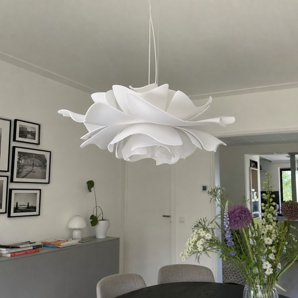 Witte Blossenari lamp in een echt huis