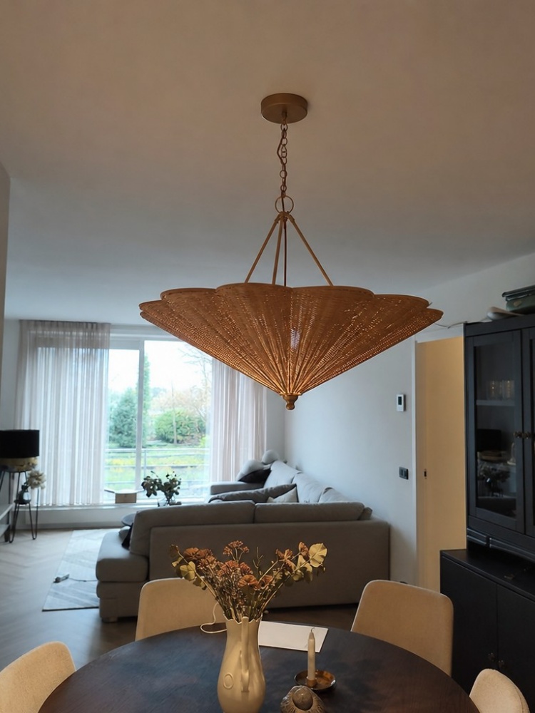 Kavira kroonluchter boven eettafel in echt huis