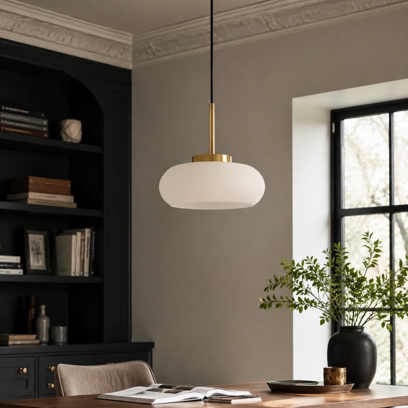 Witte Bauhaus hanglamp in moderne eetkamer