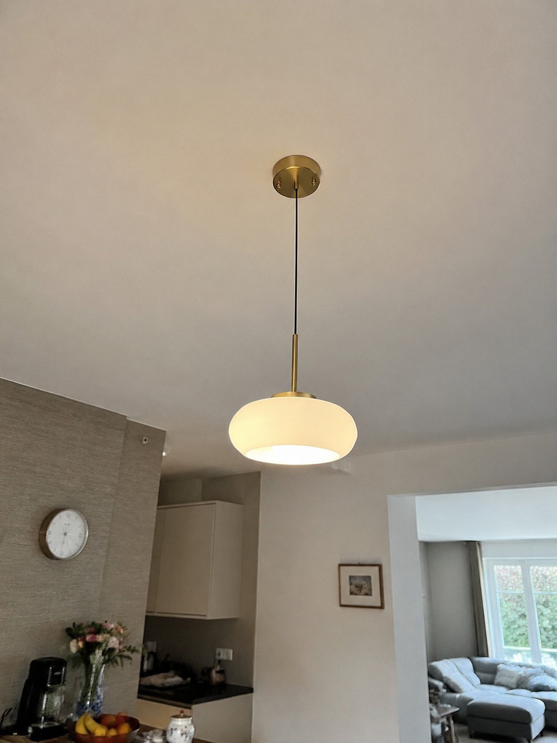 Klantfoto van witte Bauhaus hanglamp in open woonruimte