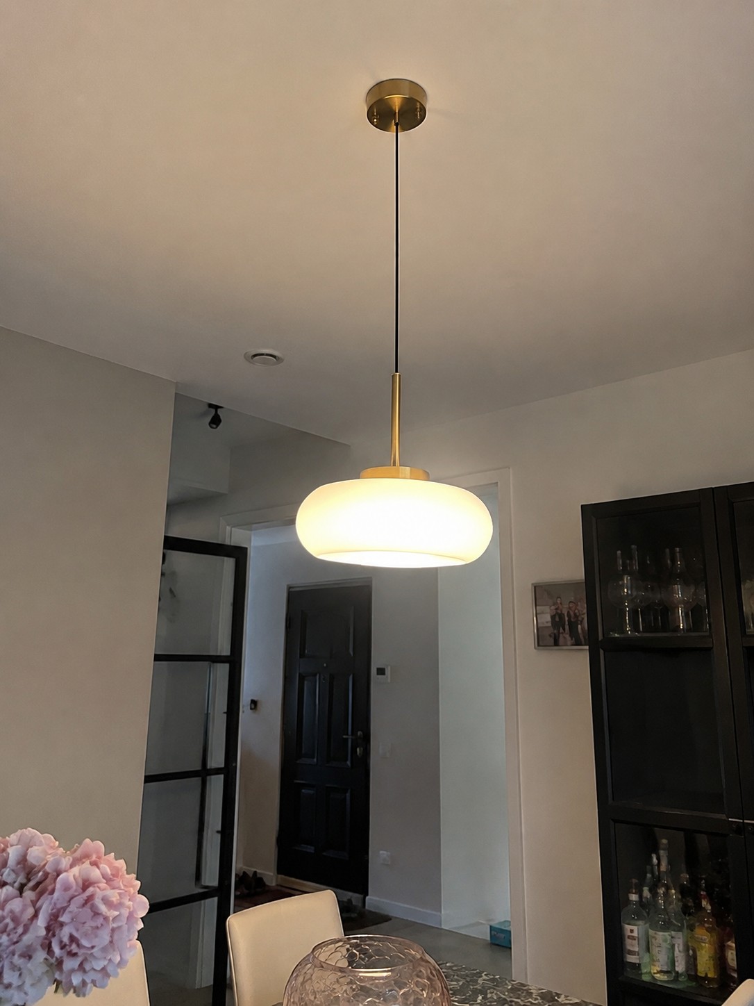 Klantfoto van witte Bauhaus hanglamp in woning