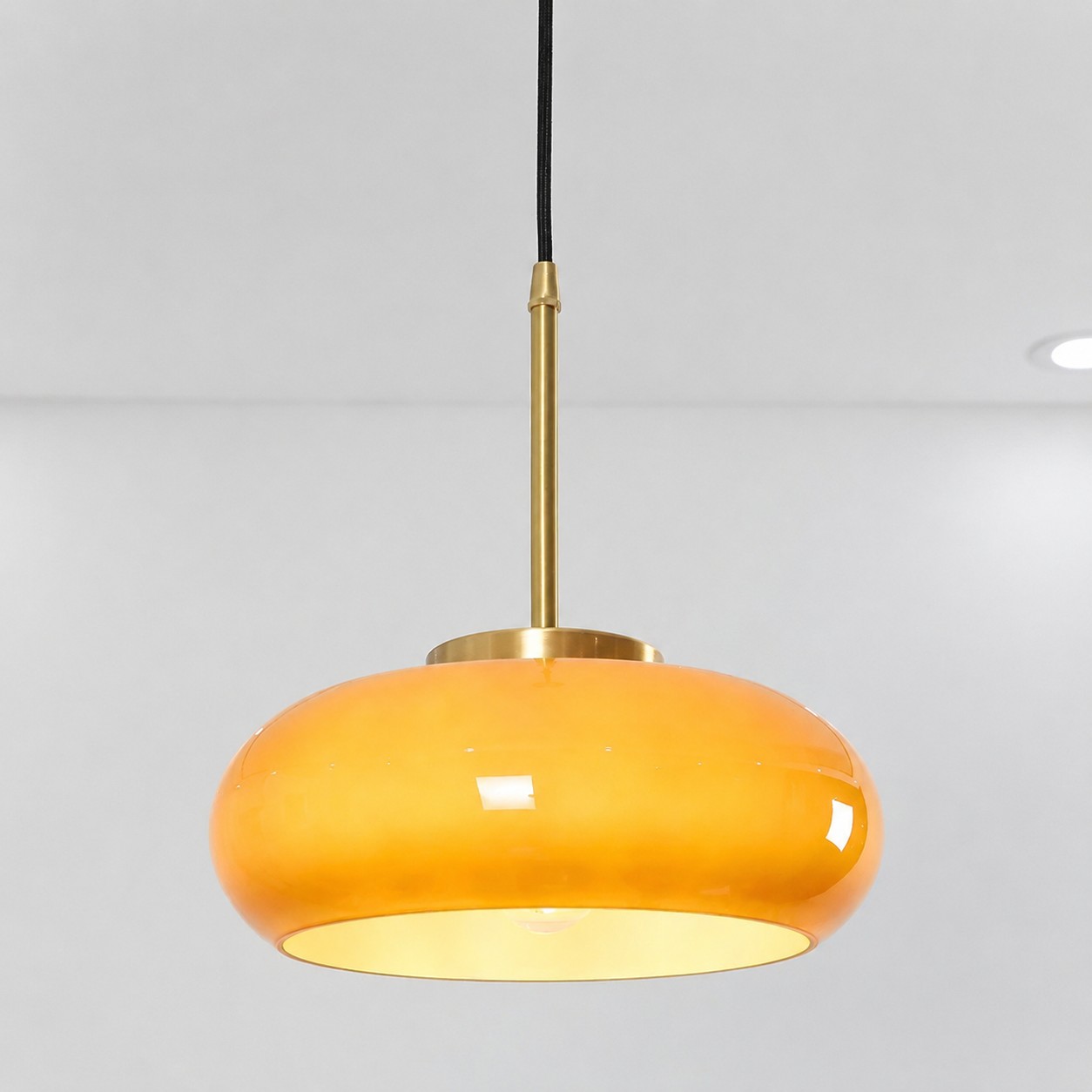 Vintage Bauhaus hanglamp detail in gemonteerde positie