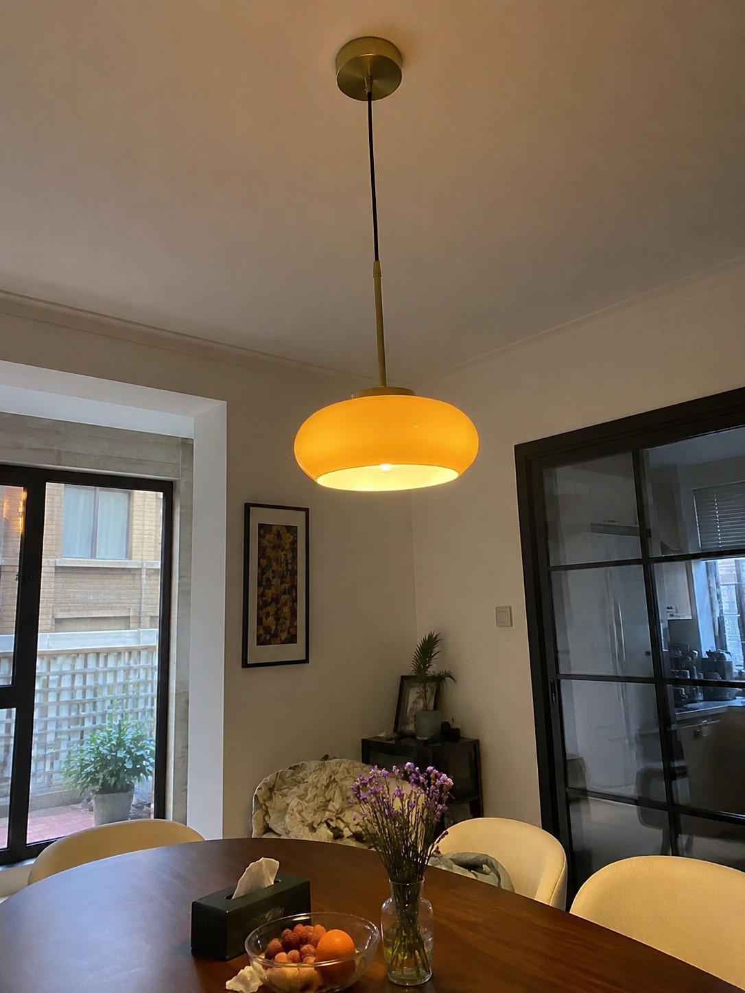 Klantfoto van oranje Bauhaus hanglamp in eetkamer