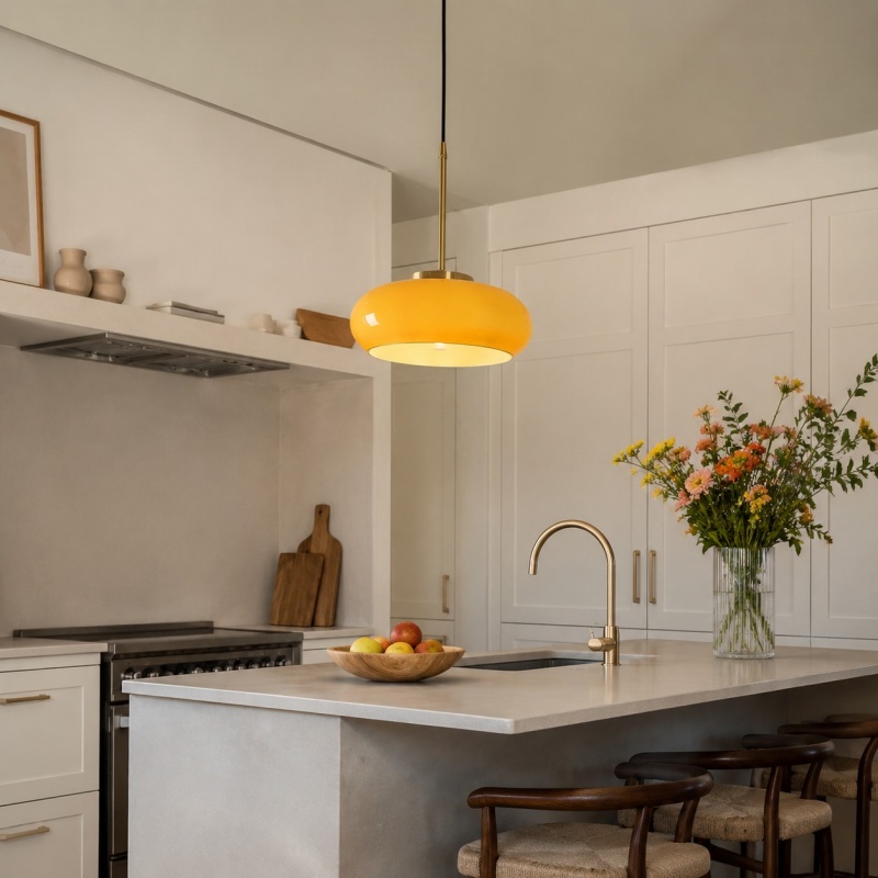 Oranje hanglamp boven een keukenblad