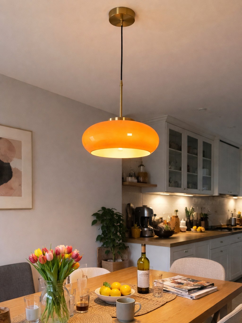 Klantfoto van oranje Bauhaus hanglamp boven eettafel