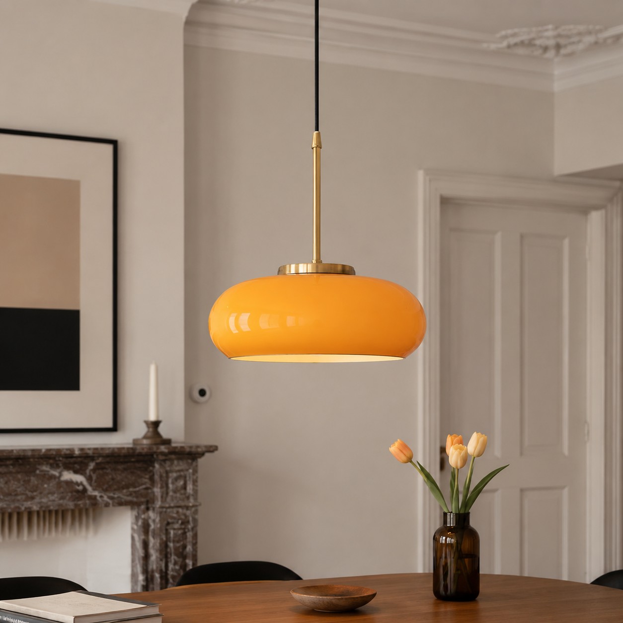 Oranje hanglamp in woonruimte met klassieke details