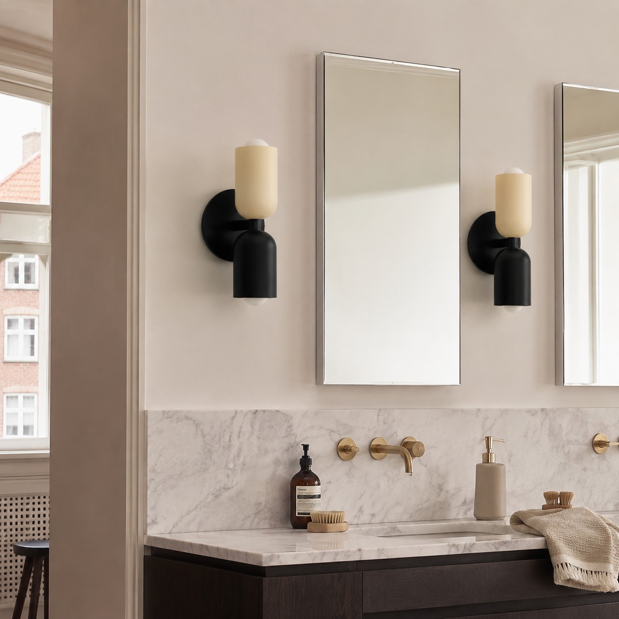 Symra wandlampen in badkamerinterieur