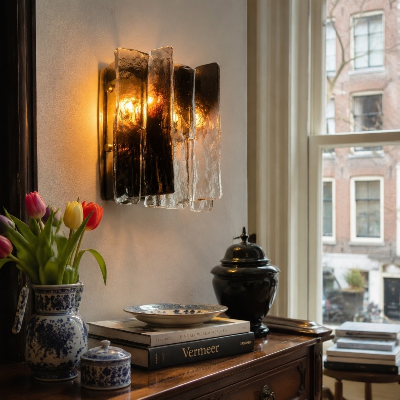 Lumiridge wandlamp in woonkamer met bank