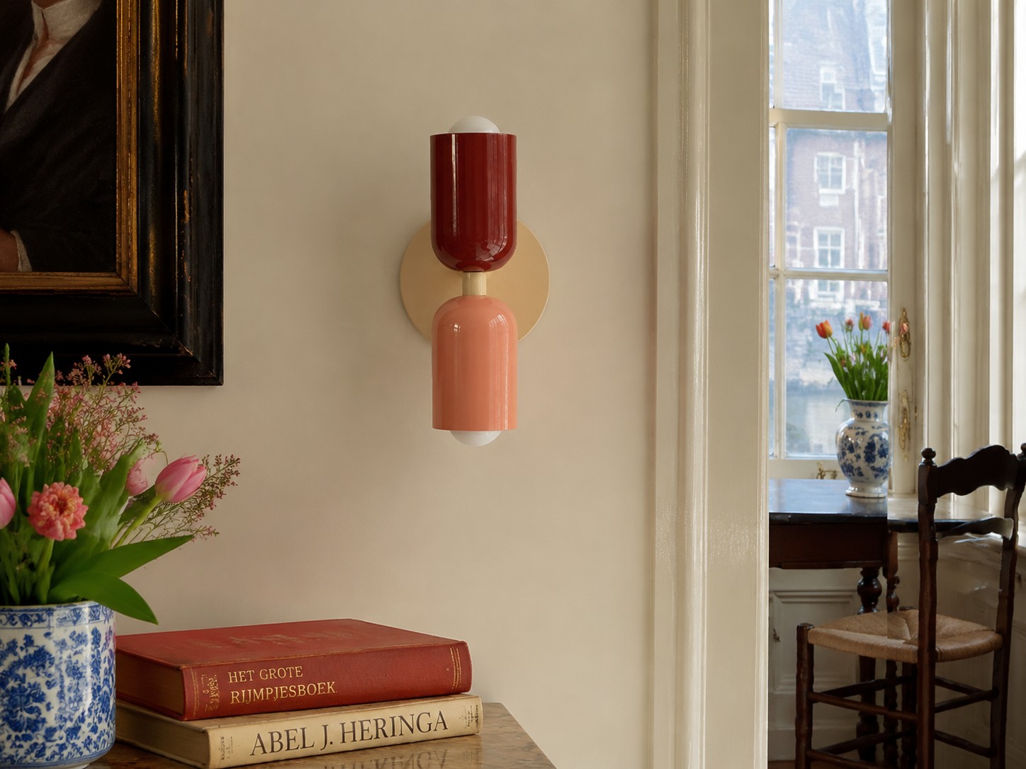 Symra wandlamp in interieur met bloemen en raam