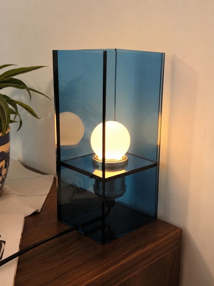 Klantfoto van blauwe tafellamp
