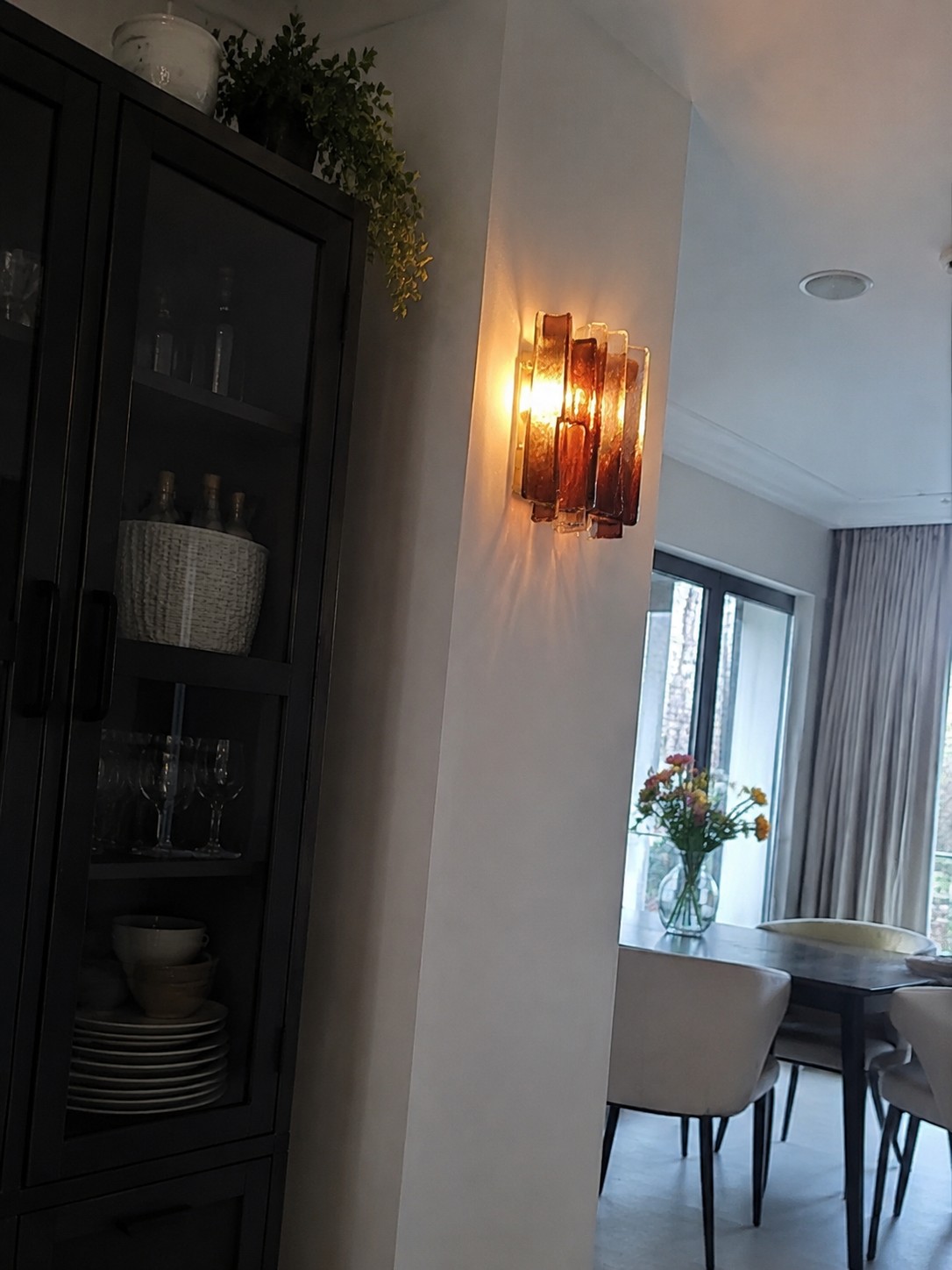 Lumiridge wandlamp naast kast in woonruimte