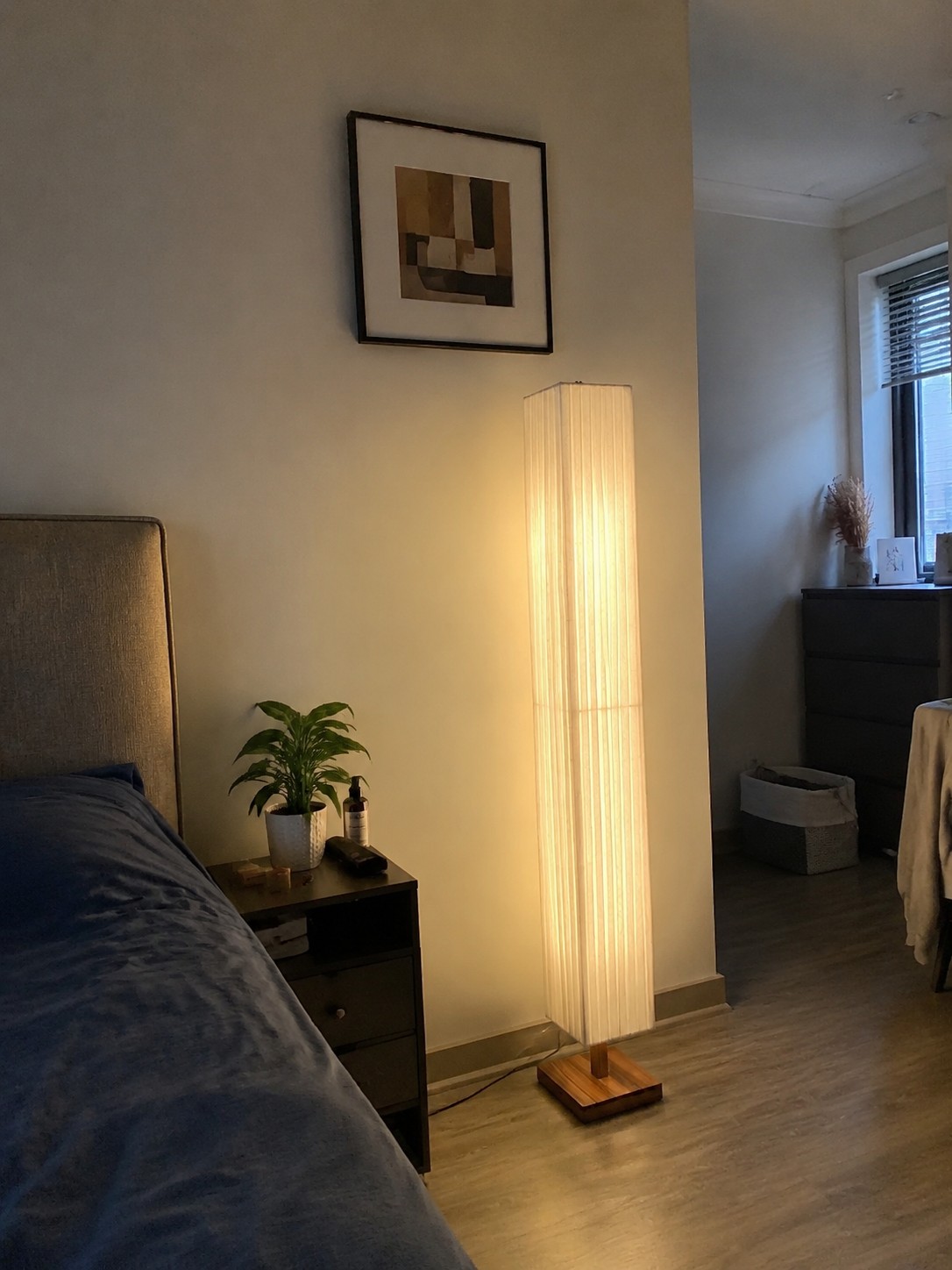 Bailey vloerlamp in een slaapkamer van een klant