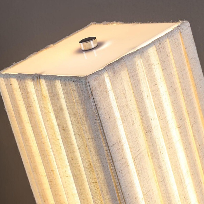 Detail van de verlichte stoffen kap van de Bailey vloerlamp