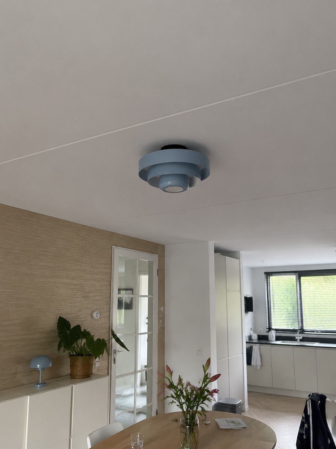 Blauwe Veleora plafondlamp in een eetruimte