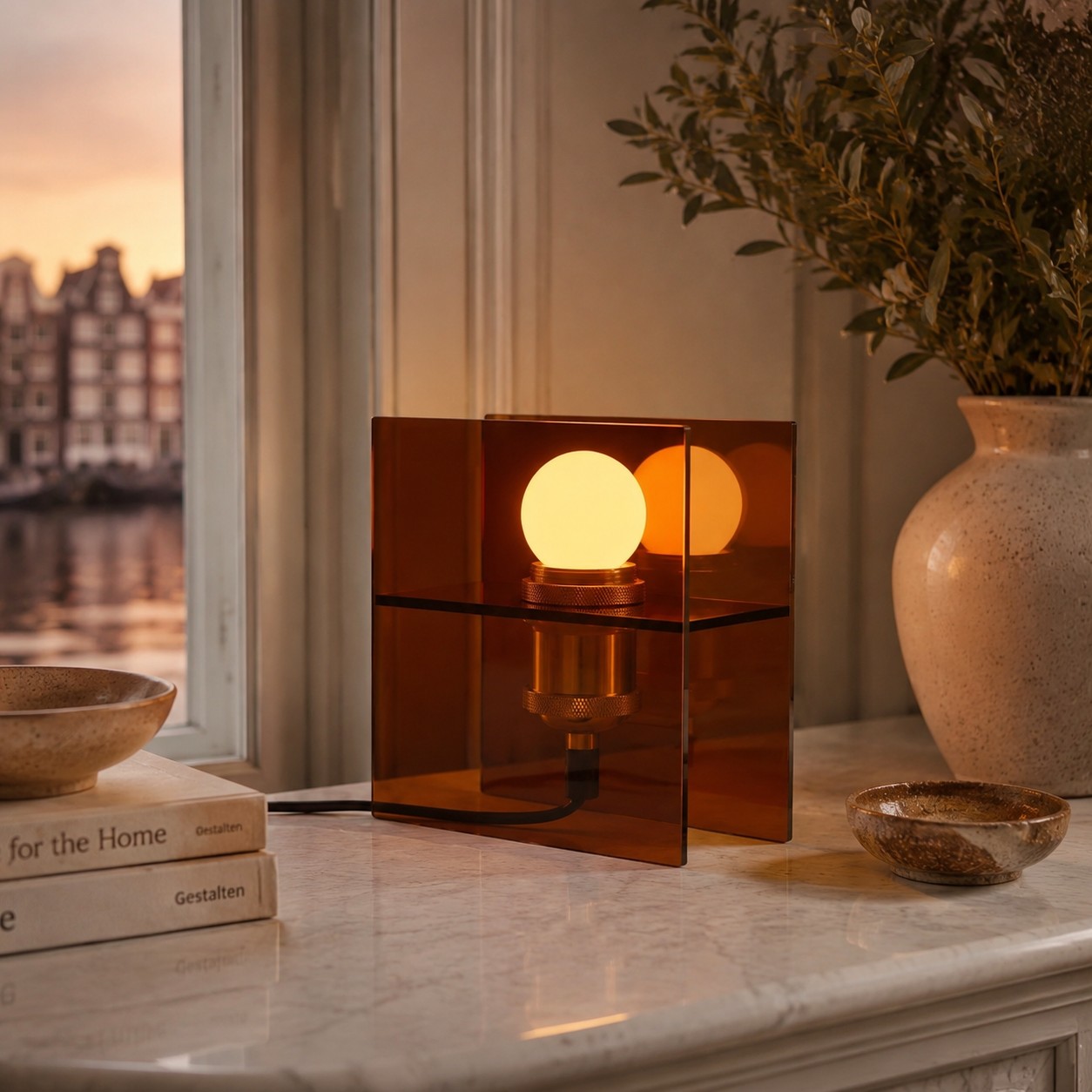 Transparante tafellamp op dressoir