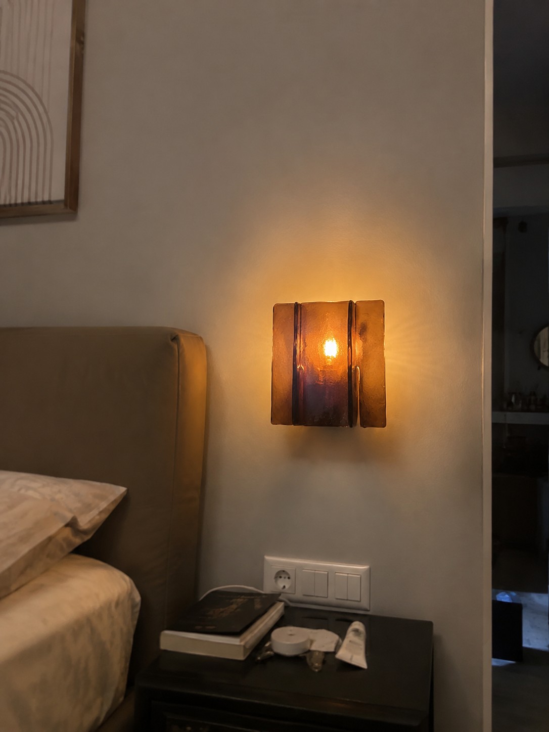 Lumiridge wandlamp naast bed