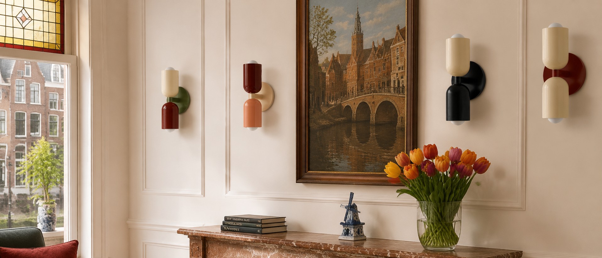 Symra wandlampen in een interieur met raam, schilderij en bloemen