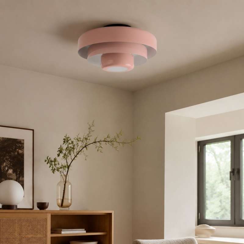 Roze Veleora plafondlamp boven een warme woonruimte