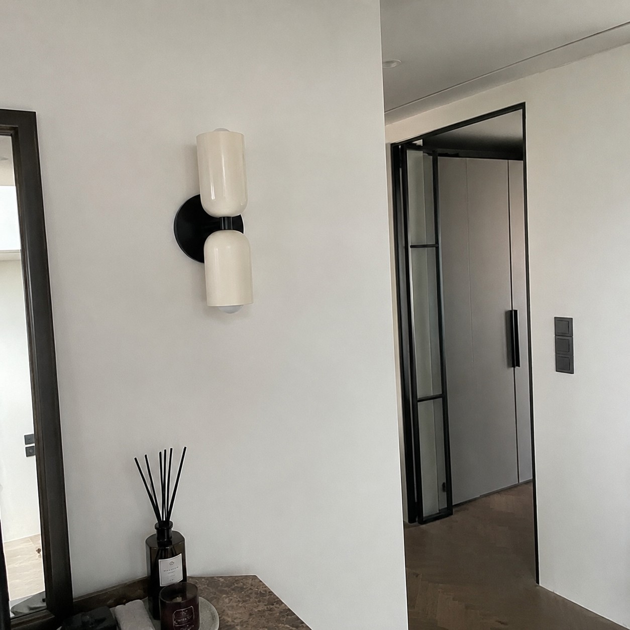 Klantfoto van Symra wandlamp in hal