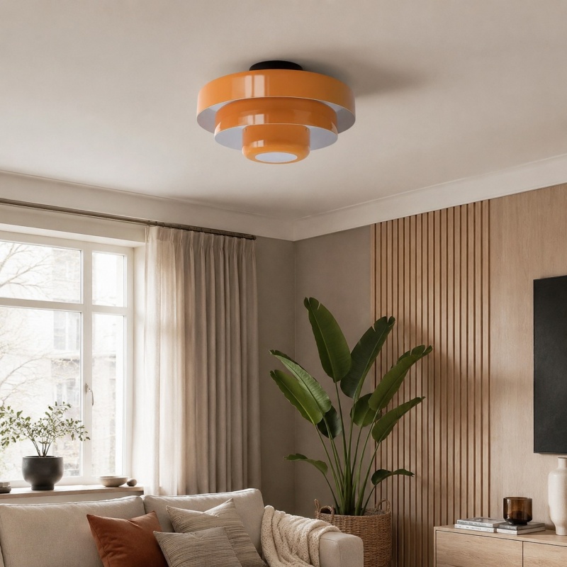 Oranje plafondlamp in een woonkamer met planten