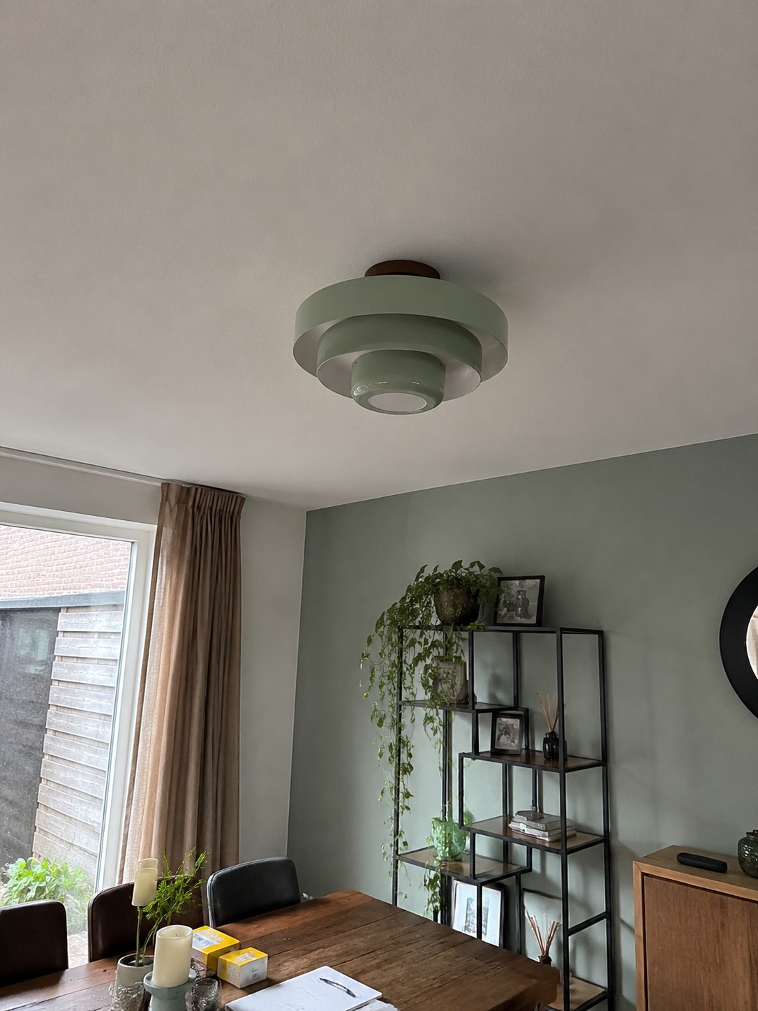 Groene Veleora plafondlamp boven een eettafel
