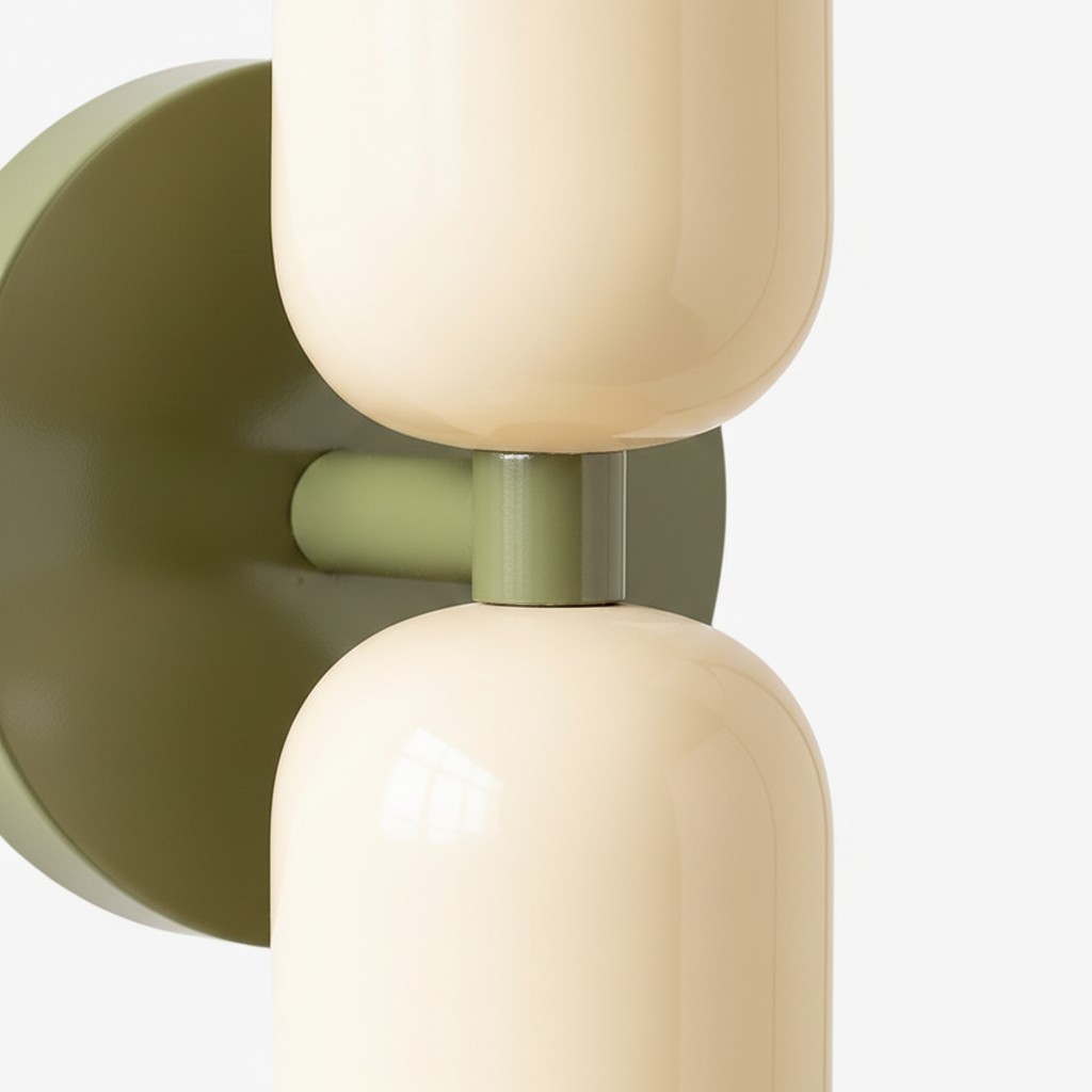 Close-up van Symra wandlamp met groene wandplaat