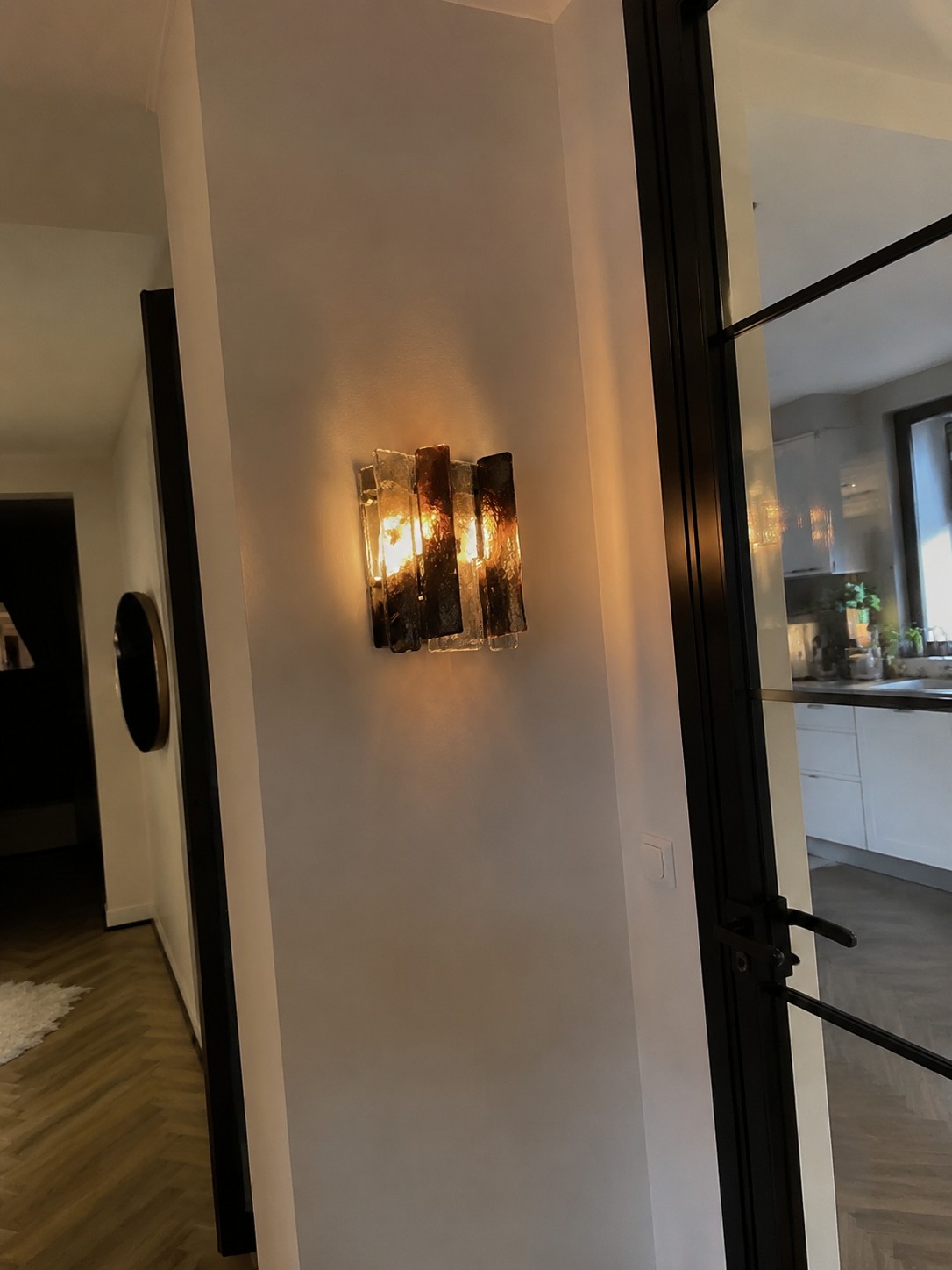 Lumiridge wandlamp in gang bij glazen deur