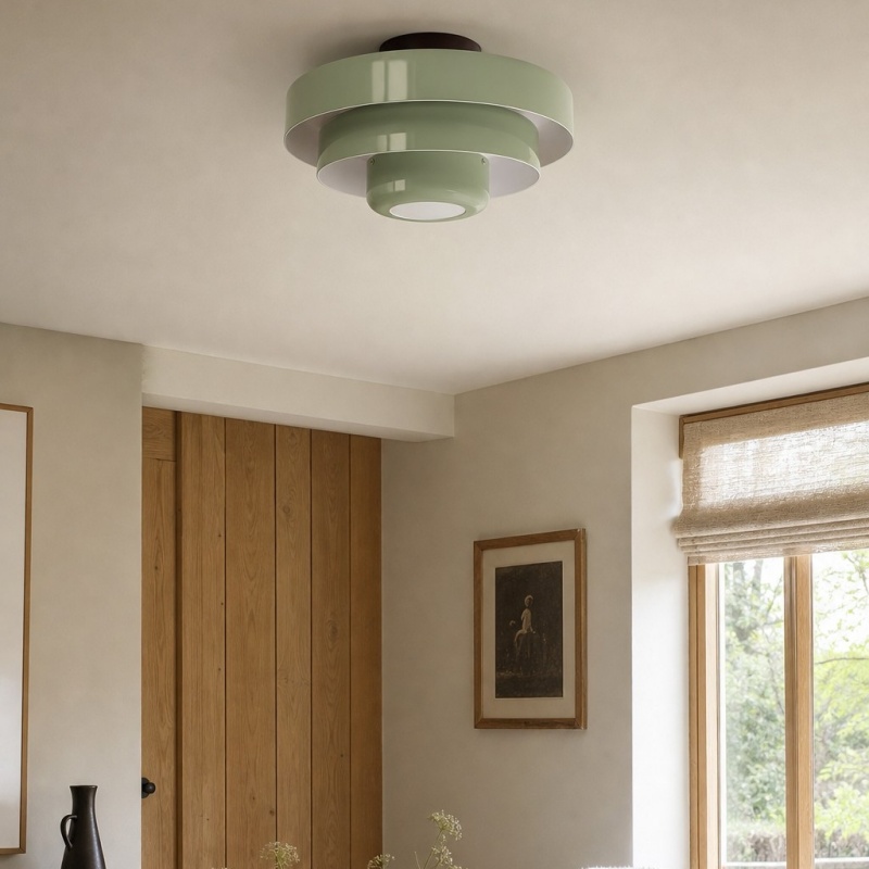 Saliegroene plafondlamp in een interieur met houten deur