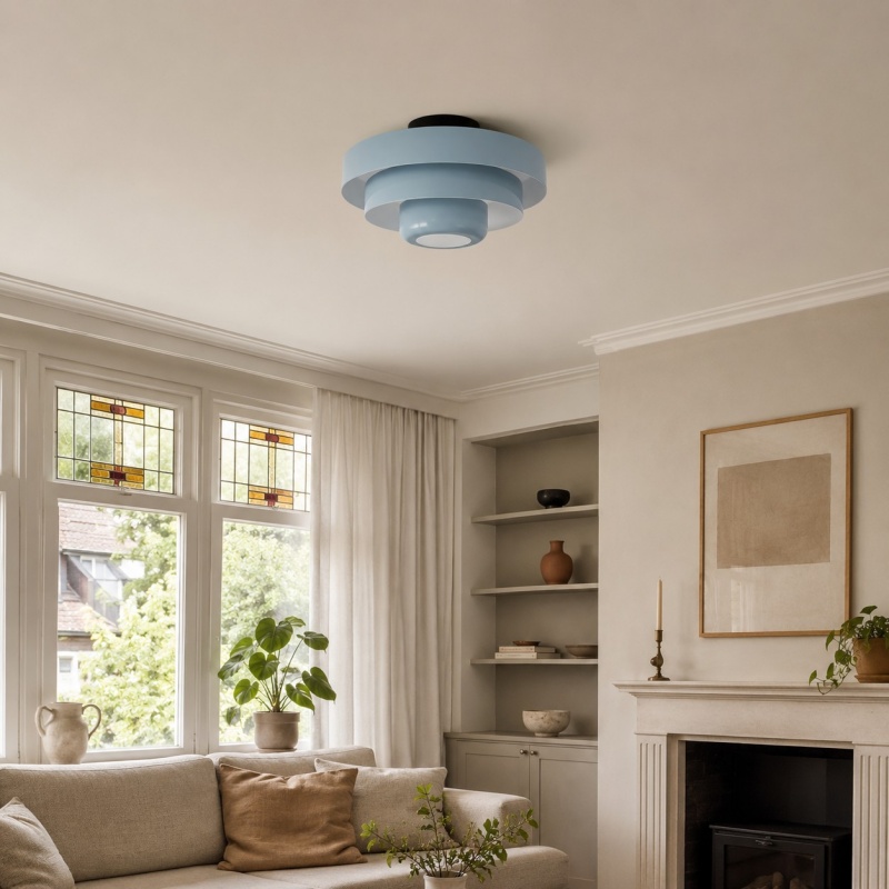 Lichtblauwe Bauhaus plafondlamp in een lichte woonkamer