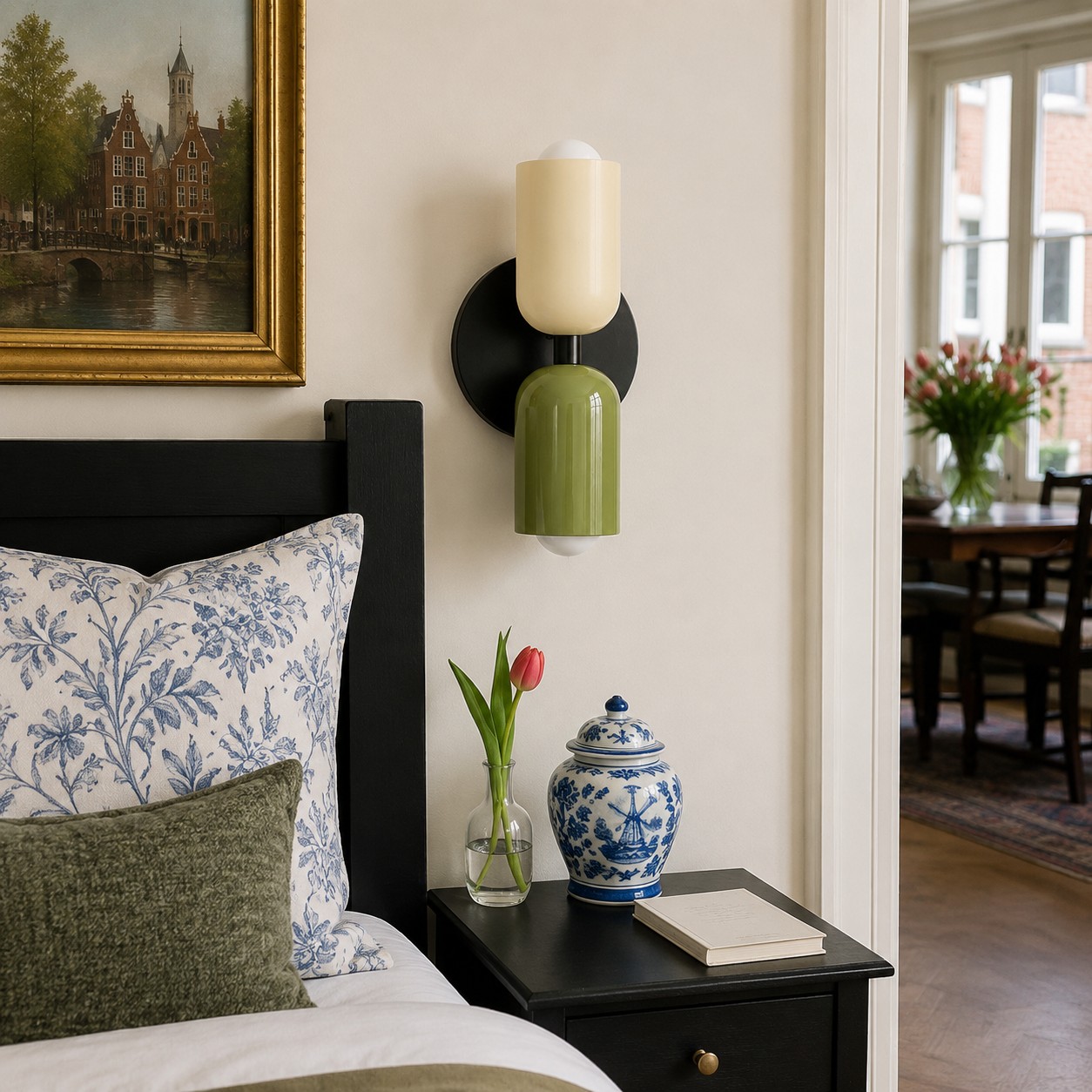 Symra wandlamp naast bed
