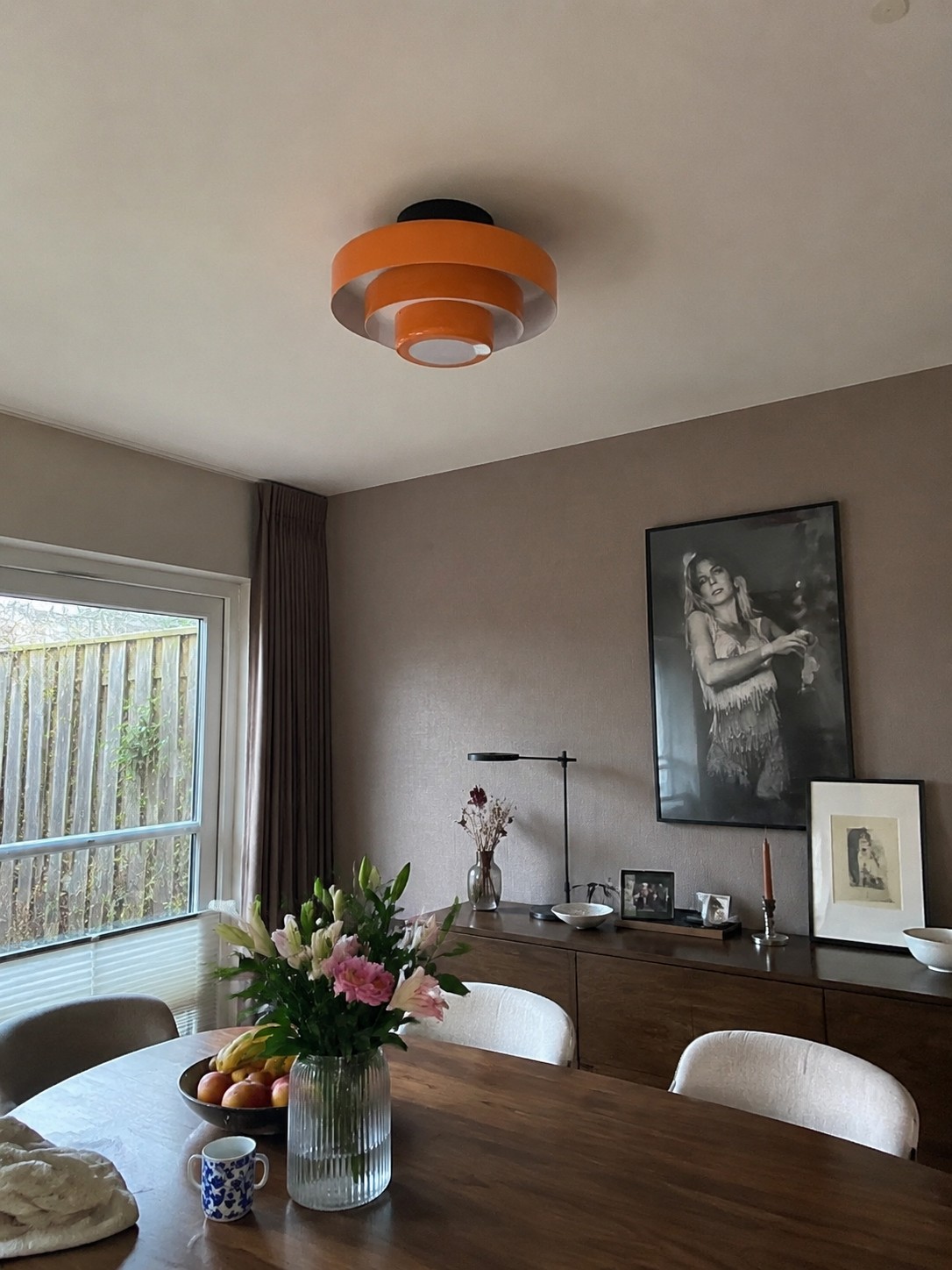 Oranje Veleora plafondlamp in een eetkamer
