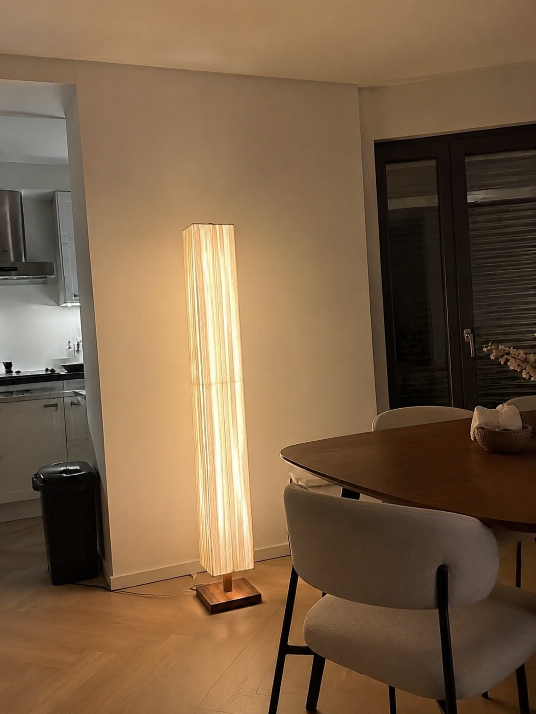 Bailey vloerlamp bij een eettafel