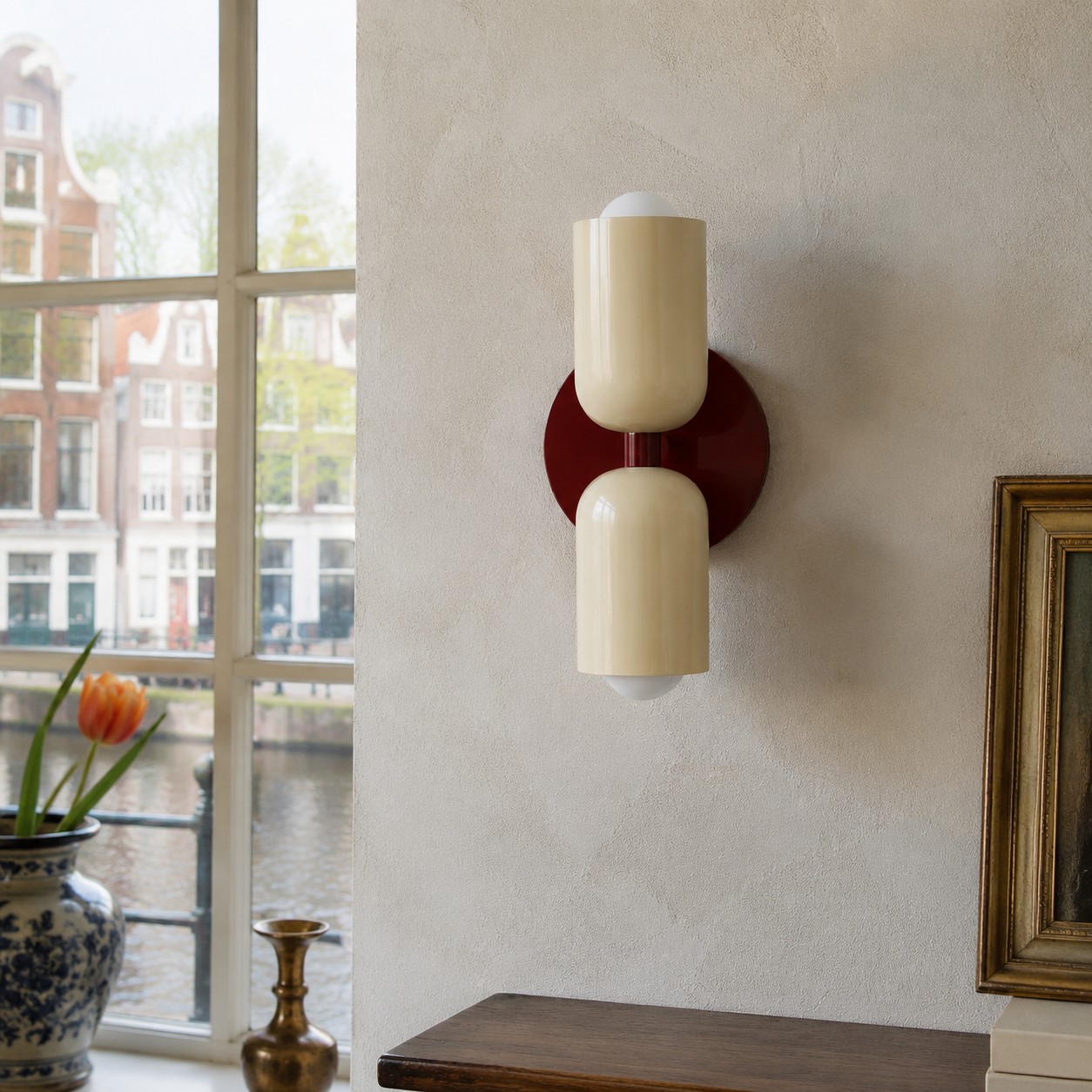Symra wandlamp naast raam en schilderij