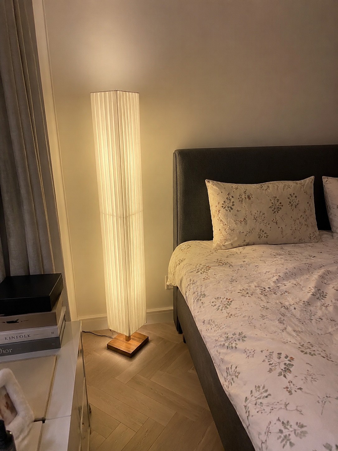 Bailey vloerlamp naast een bed