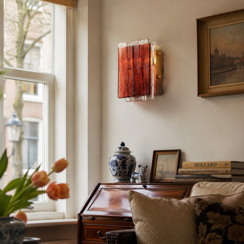 Lumiridge wandlamp in kamer met rode gordijnen
